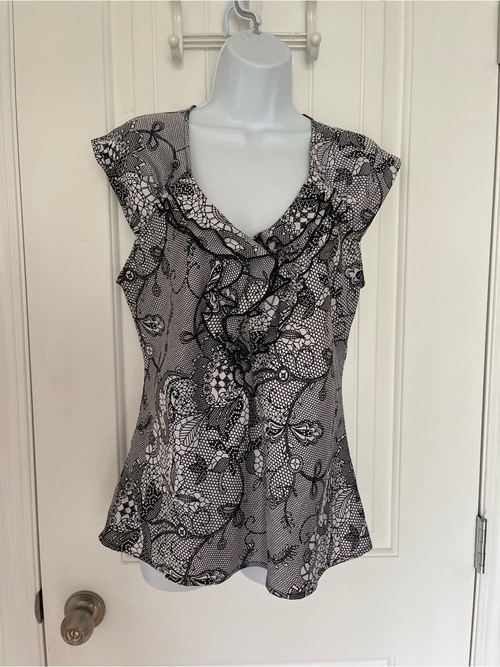 Worthington Black & White Floral Ruffle V-Neck Top